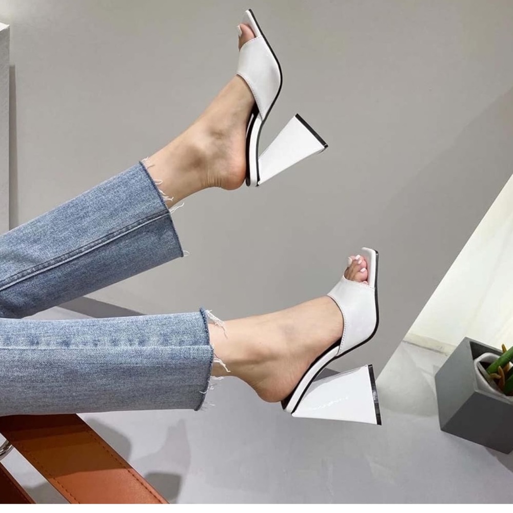 NEW, Attico devon style, white, Triangle Chunky high square heel mules sandals.